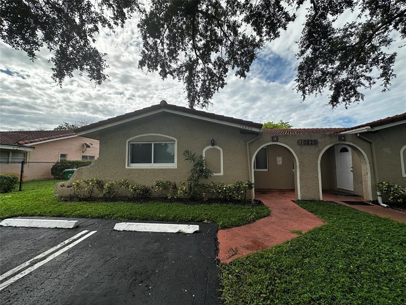 10620 NW 37th St in Coral Springs, FL - Foto de edificio