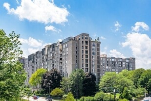 33 Pond Ave in Brookline, MA - Building Photo