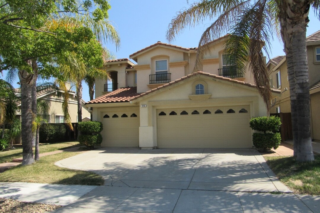 576 Pearson Dr in Brentwood, CA - Building Photo
