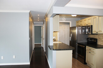 1815 William Howard Taft Rd, Unit 410 in Cincinnati, OH - Building Photo - Building Photo