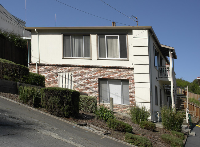 2118 Cotati St in Hayward, CA - Foto de edificio - Building Photo