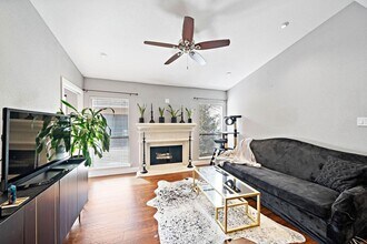 1818 Augusta Dr in Houston, TX - Building Photo - Building Photo