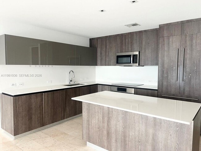 68 SE 6th St, Unit 3510 in Miami, FL - Foto de edificio - Building Photo