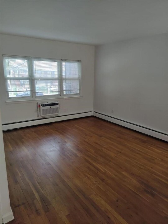 982 Burke Ave-Unit -1 in Bronx, NY - Building Photo