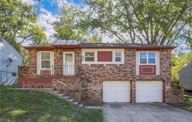 2720 NW Castle Dr in Blue Springs, MO - Building Photo - Building Photo