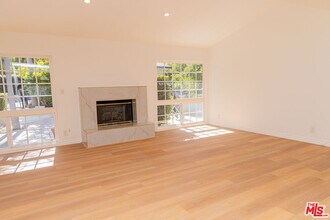 24316 Burbank Blvd in Los Angeles, CA - Building Photo - Building Photo