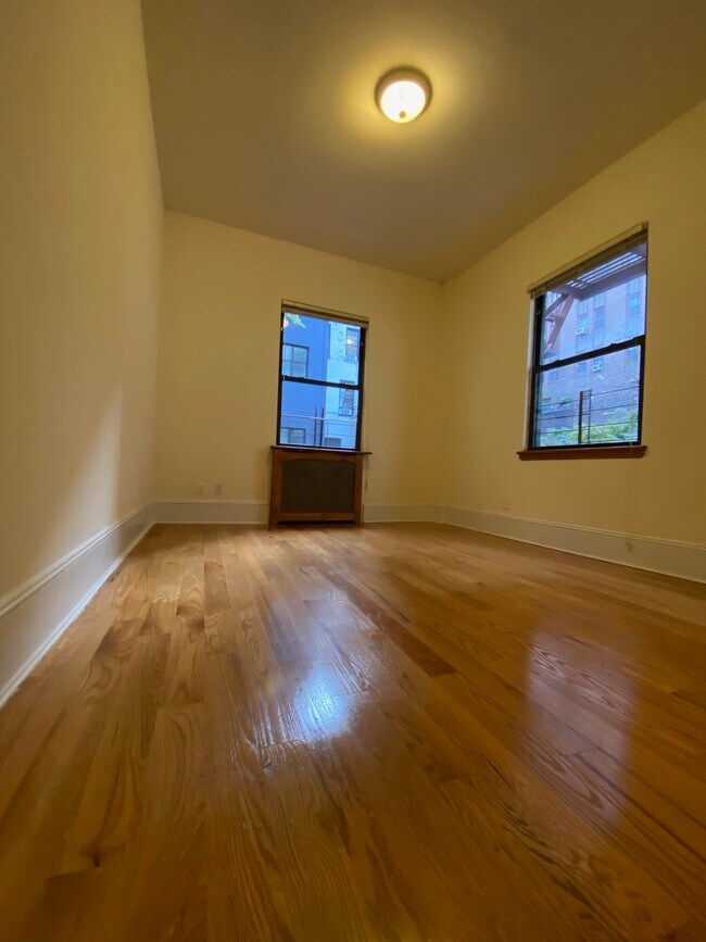 321 W 104th St in New York, NY - Building Photo - Building Photo