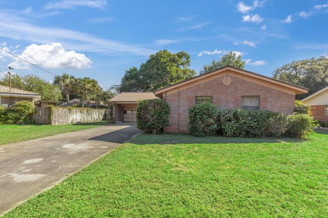 102 Vincent Cir in Niceville, FL - Foto de edificio - Building Photo