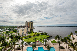 2825 Palm Beach Blvd, Unit 2004 in Ft. Myers, FL - Foto de edificio - Building Photo