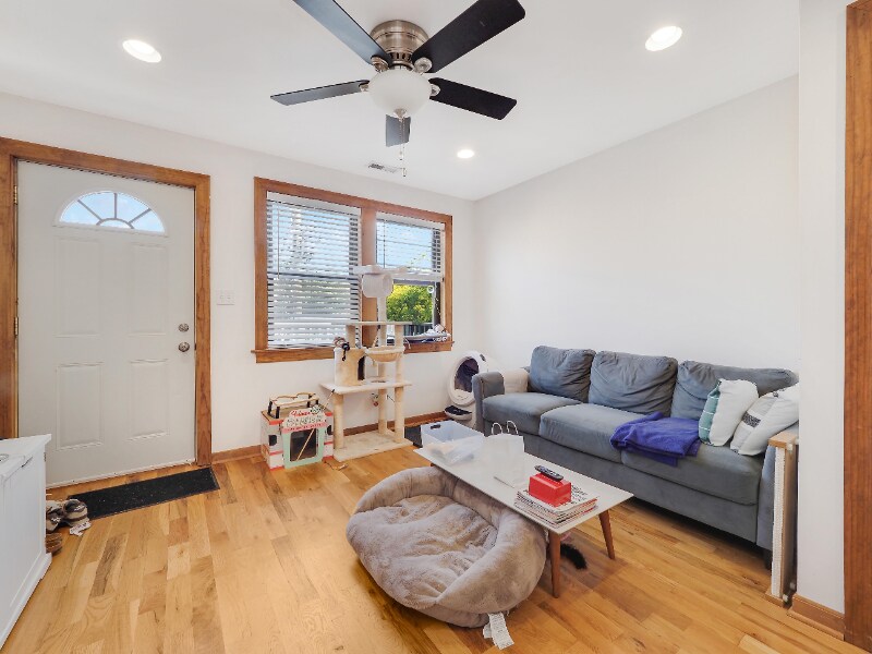 1148 W Belmont Ave in Chicago, IL - Building Photo