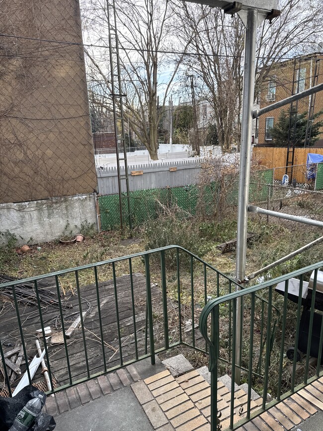 686 Woodward Ave, Unit 1floor right