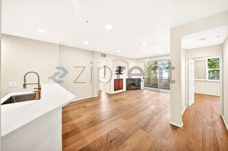 13075 Pacific Promenade in Los Angeles, CA - Foto de edificio - Building Photo