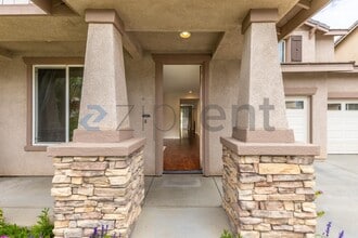10798 Rosemary Way in Corona, CA - Foto de edificio - Building Photo