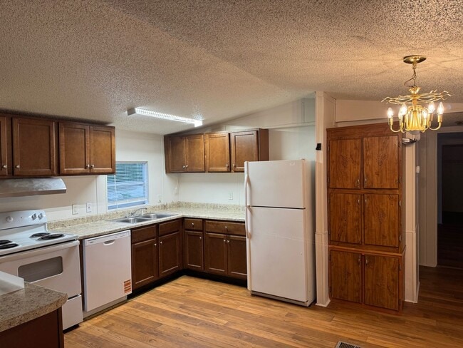 28 Patricia Ln in Crawfordville, FL - Foto de edificio - Building Photo