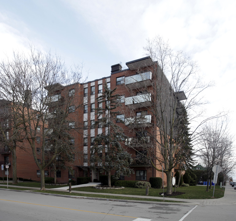 Marine Square West in Oakville, ON - Building Photo