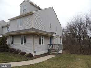 404 Pinebrooke Cir in Downingtown, PA - Building Photo - Building Photo