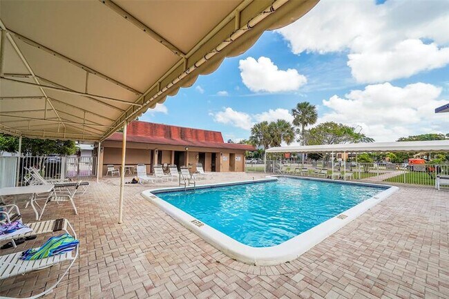 2950 NW 46th Ave in Lauderdale Lakes, FL - Building Photo - Building Photo