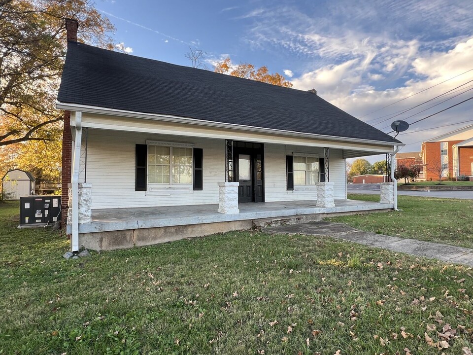 142 N Russell St in Portland, TN - Building Photo