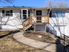 8710 Cherry Ln Ct in La Vista, NE - Building Photo