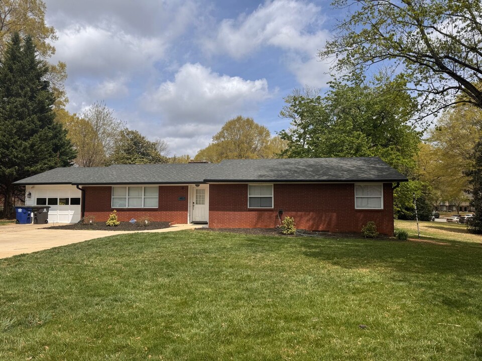 1457 Brookwood Dr in Winston-Salem, NC - Building Photo
