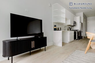 812 W Adams St in Chicago, IL - Building Photo - Building Photo