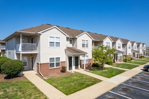 Danbury Court Apartments in Bloomington, IL - Building Photo