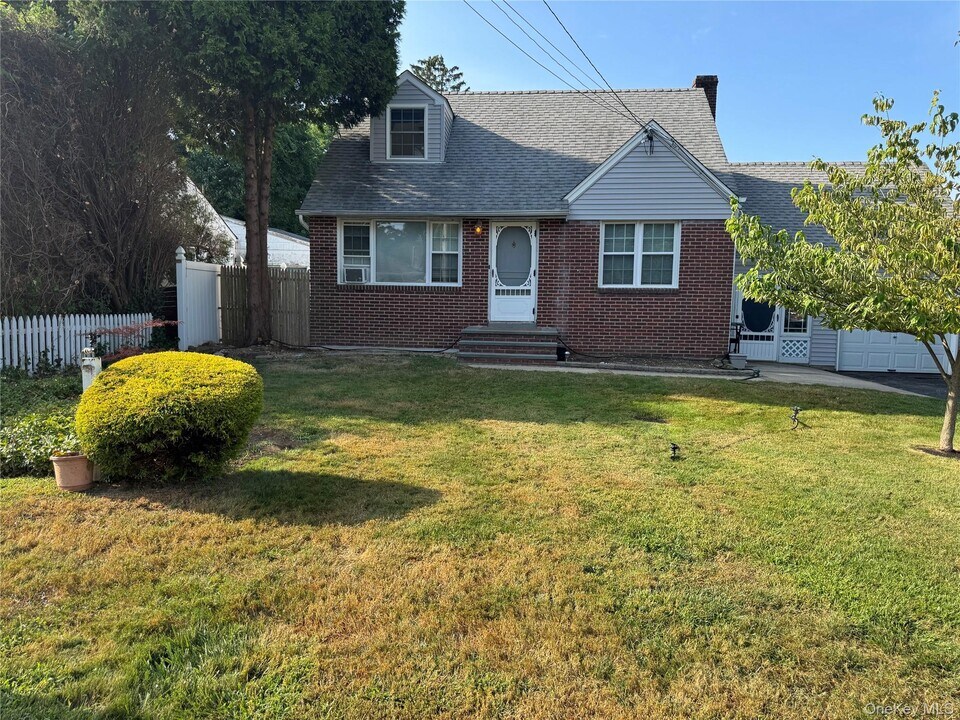 29 Dorchester St in Huntington Station, NY - Building Photo