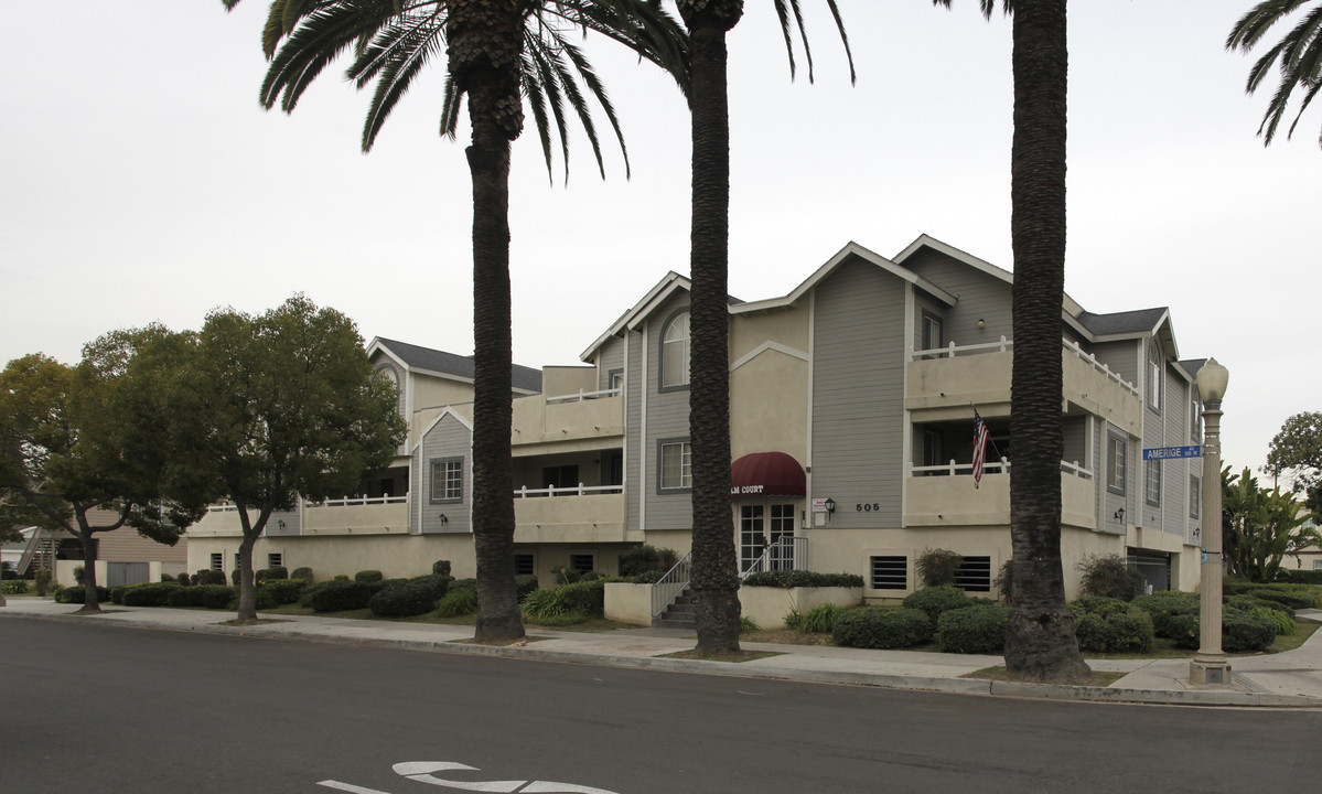 Palm Court Apartments in Fullerton, CA - Foto de edificio