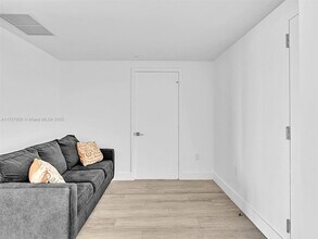 121 NE 34th St, Unit 1005 in Miami, FL - Building Photo - Building Photo