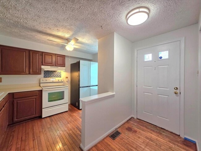 8568 Koluder Ct in Lorton, VA - Foto de edificio - Building Photo