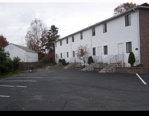 10 Nestor St in West Warwick, RI - Foto de edificio