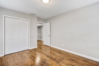 5761 Lake Lucina Dr S in Jacksonville, FL - Building Photo - Building Photo