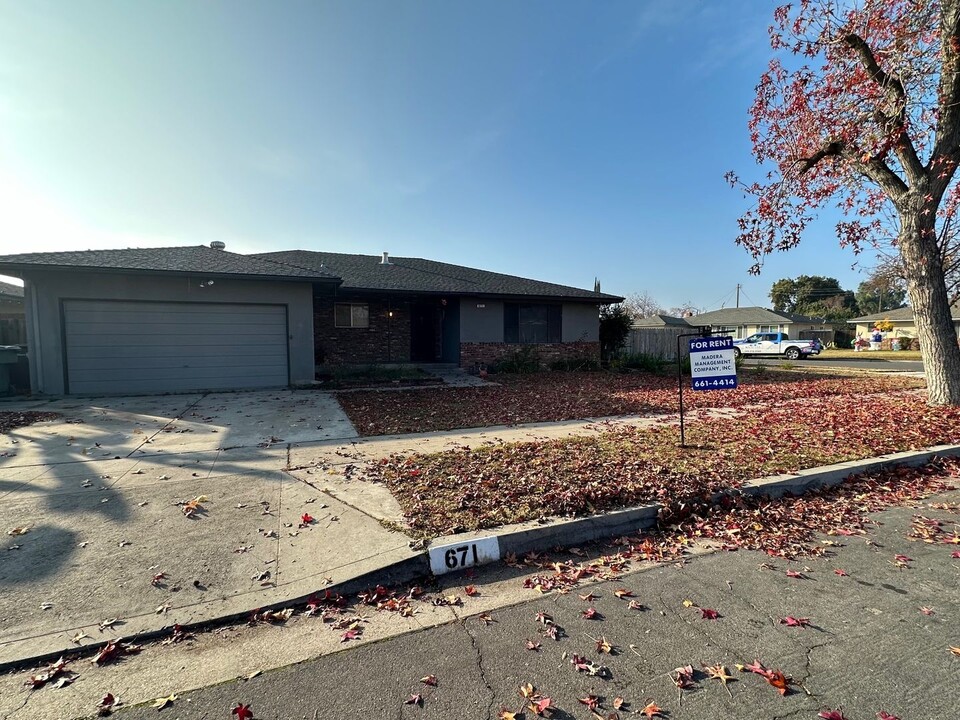 671 E Vartikian Ave in Fresno, CA - Building Photo