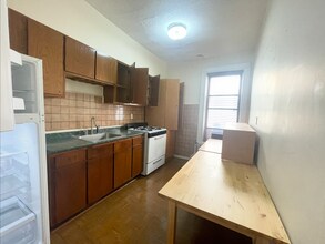 4215 Broadway, Unit 3 in Astoria, NY - Foto de edificio - Building Photo