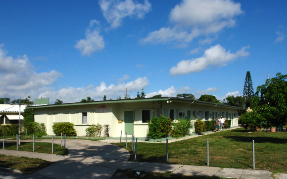 1927 Taylor St in Hollywood, FL - Building Photo