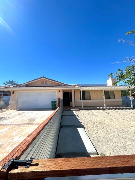 5750 Hall Ln in Twentynine Palms, CA - Building Photo