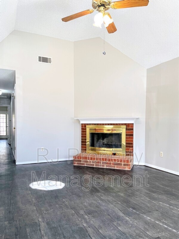 8226 Town N Country Dr in Memphis, TN - Building Photo - Building Photo