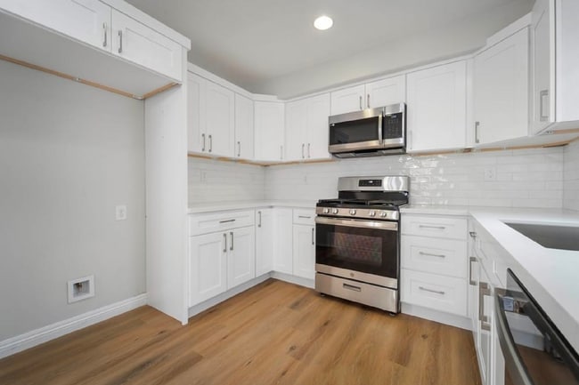 10306 S Main St, Unit Front in Los Angeles, CA - Foto de edificio - Building Photo