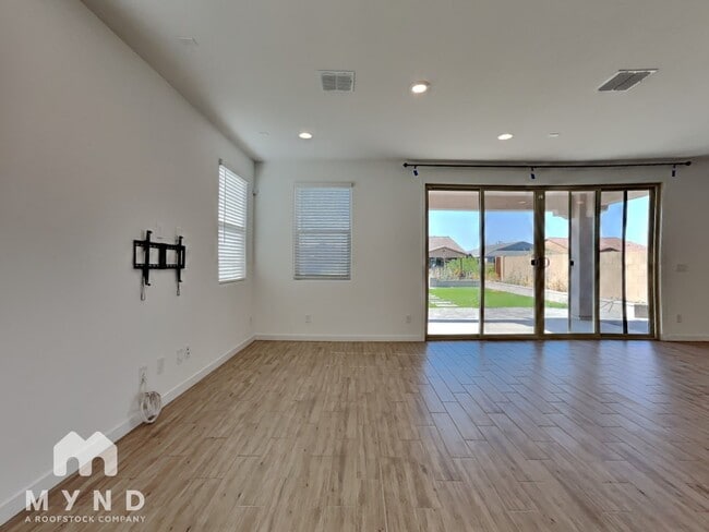 9233 W Roma Ave in Phoenix, AZ - Foto de edificio - Building Photo