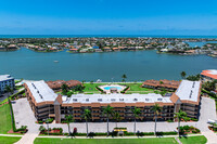 Smokehouse Harbour Condominium in Marco Island, FL - Foto de edificio - Building Photo