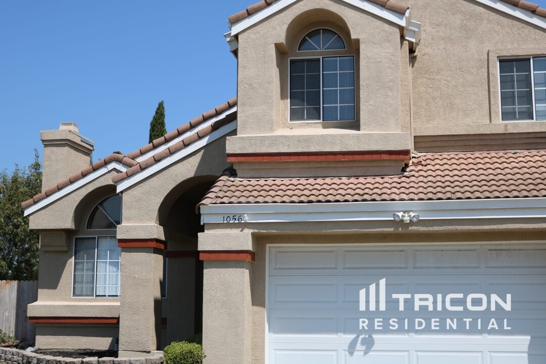 1056 Armsby Way in Suisun City, CA - Building Photo