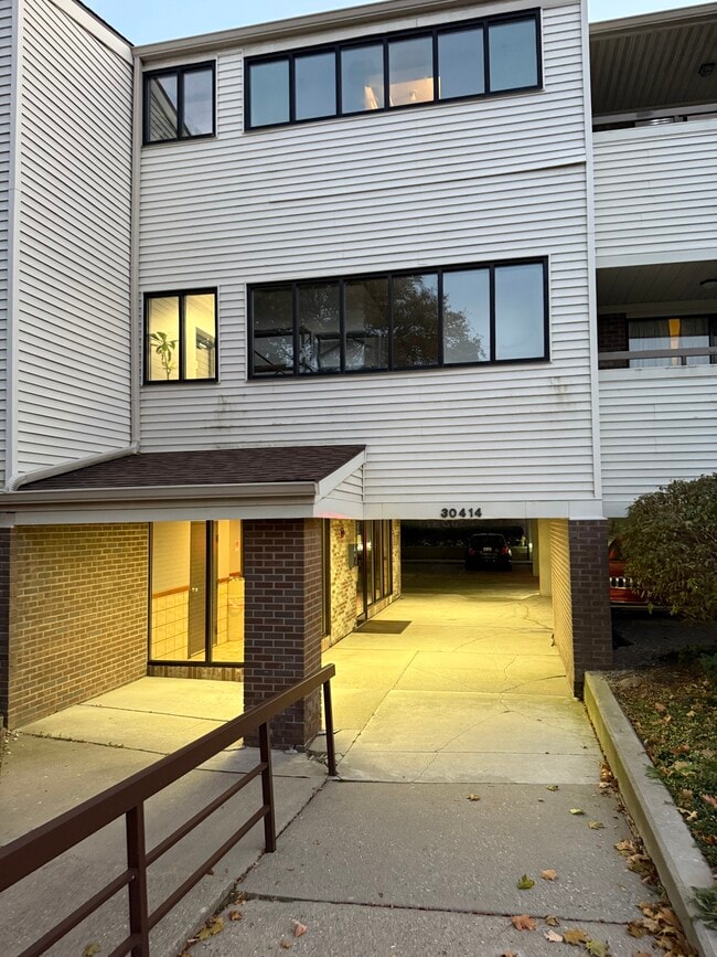 30414 Orchard Lake Rd in Farmington Hills, MI - Building Photo - Building Photo