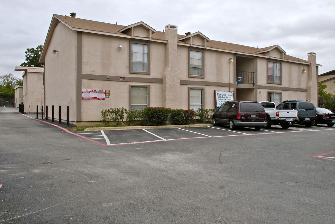 Silverbrook Condominiums in Dallas, TX - Building Photo