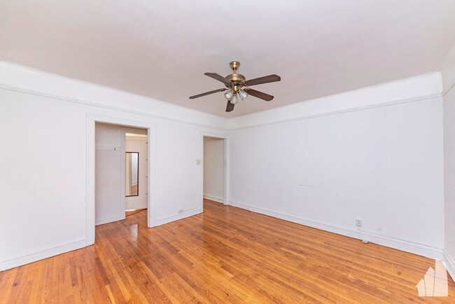 5704 S Harper Ave in Chicago, IL - Building Photo - Building Photo