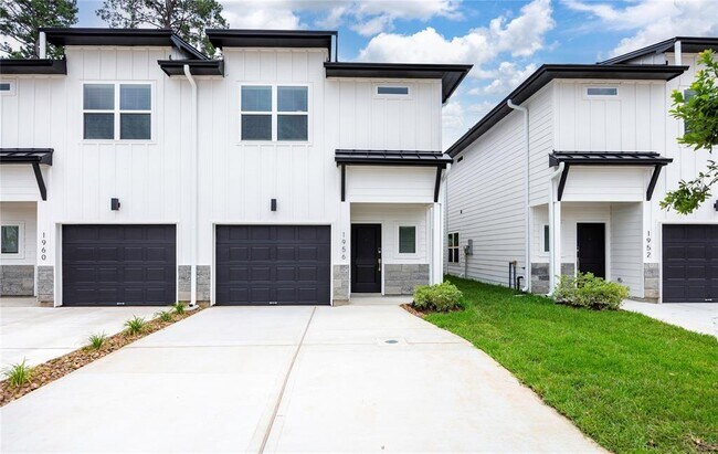 1956 Longmire Rd in Conroe, TX - Building Photo - Building Photo