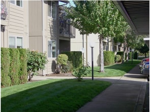 Oakbrook Inn in Salem, OR - Building Photo - Building Photo