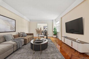 45 Popham Rd in Scarsdale, NY - Building Photo