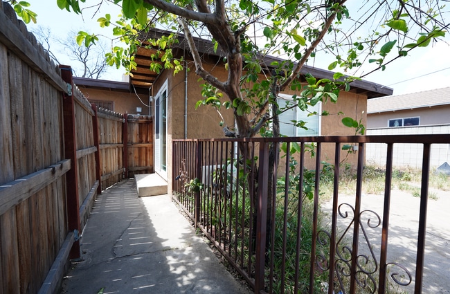 1405 N Riverside Ave in Rialto, CA - Building Photo - Building Photo