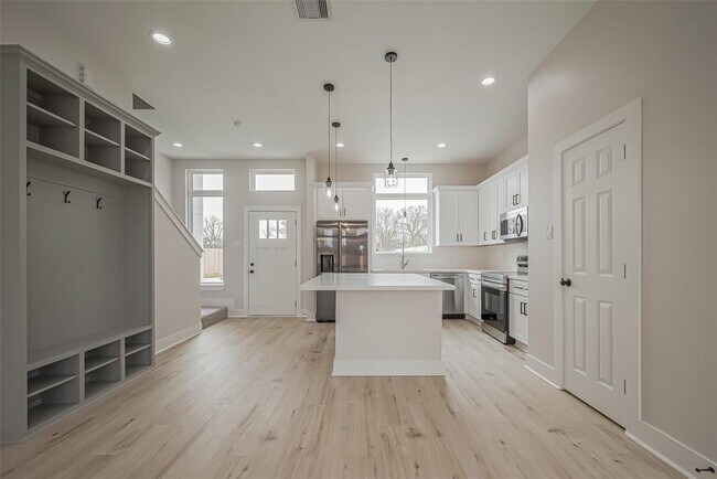 918 St Clair St in Houston, TX - Foto de edificio - Building Photo