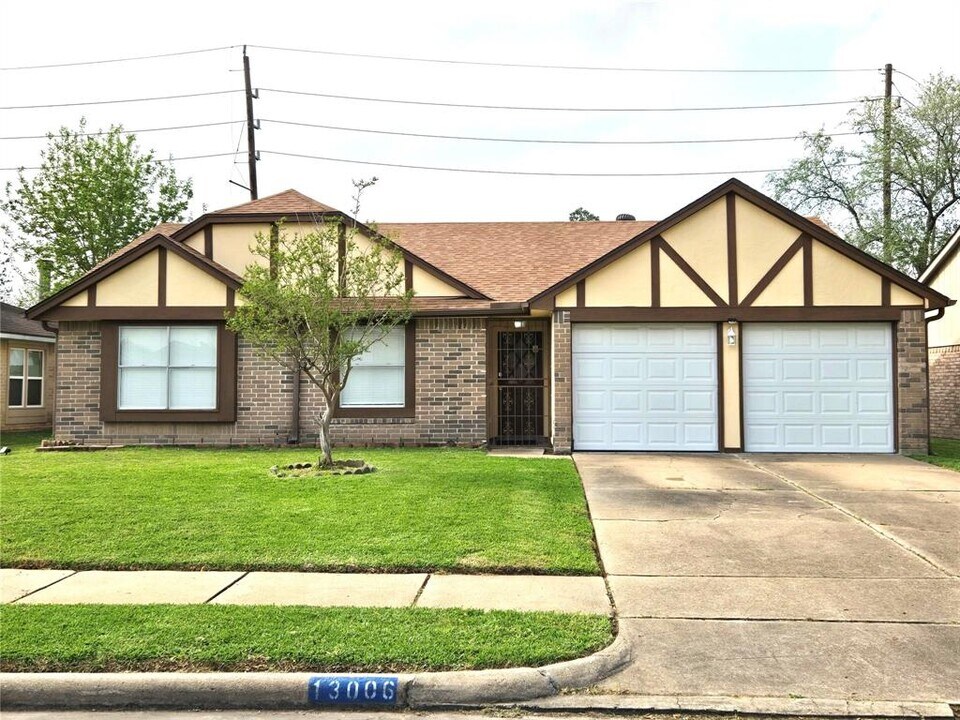 13006 Kingsmill Dr in Sugar Land, TX - Foto de edificio